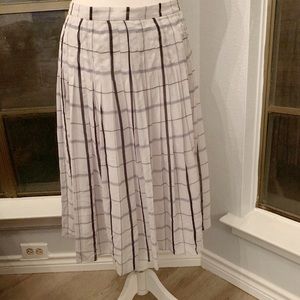 Ann Taylor - White pleated skirt